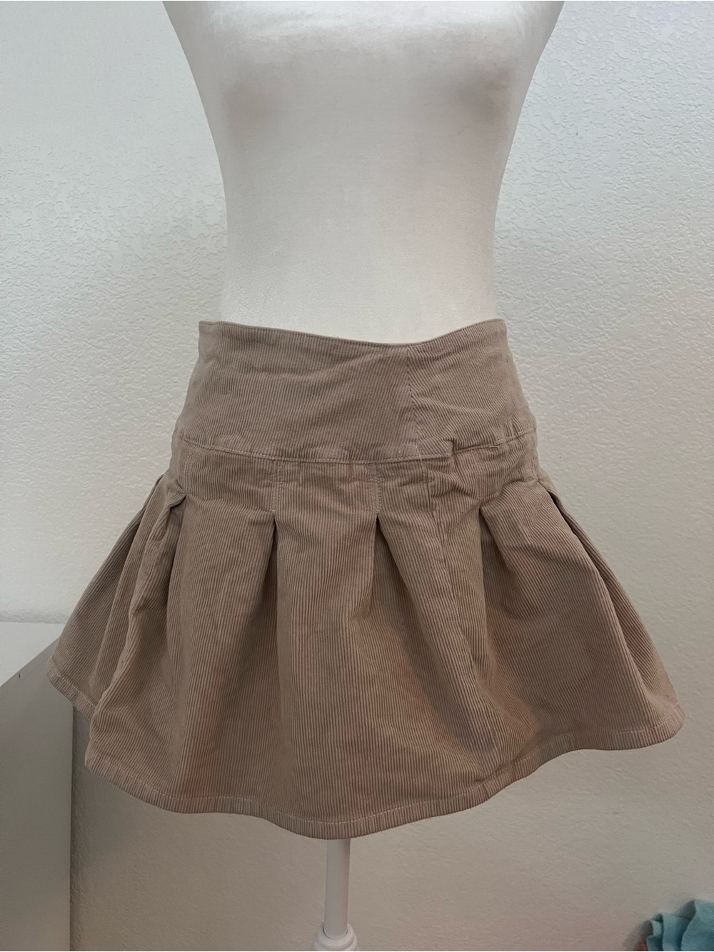 American Eagle Corduroy Pleated Mini Skirt – Beige/Taupe – Size Small
